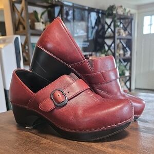 Dansko Tamars  Leather Clogs Burnished Berry Womens Size 37 US 7